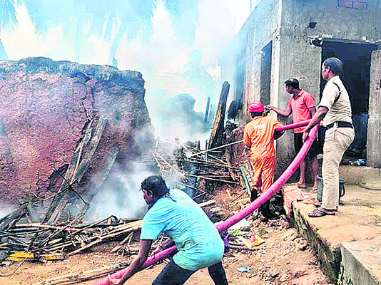 మొగదాలపాడులో పూరిల్లు దగ్ధం 1