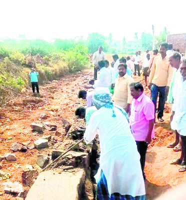 డోన్లో టీడీపీ నాయకుల భూ కబ్జాలు1