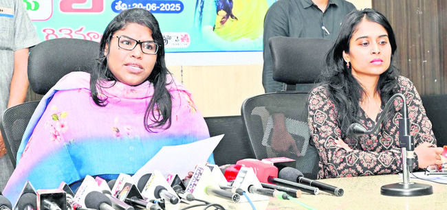బస్సులు లేక.. ప్రయాణం సాగక 1