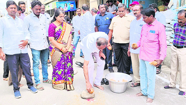 అభివృద్ధి పనులు  త్వరగా పూర్తి చేయాలి1
