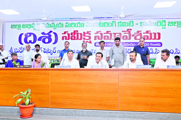 అభివృద్ధి పనుల్లో వేగం పెంచాలి1