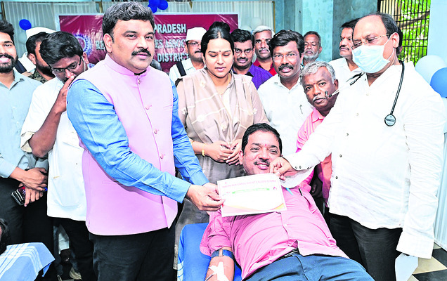 రెవెన్యూ ఉద్యోగులు సేవాభావంతో పనిచేయాలి1