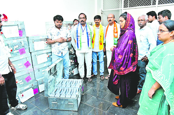 ఈవీఎం గోడౌన్లో పటిష్ట భద్రత 1