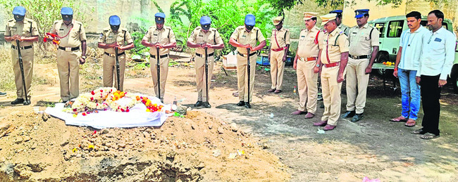 ఇరువర్గాలపై  కేసు నమోదు1