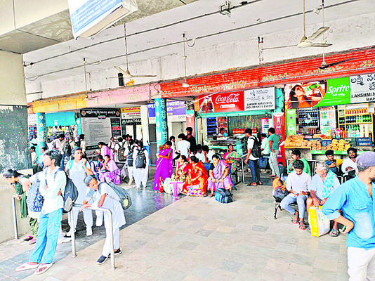 ప్రయాణికులకు యోగాంధ్ర కష్టాలు 1