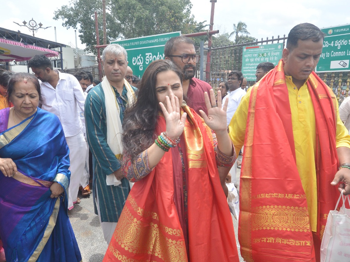 Actress Divi And Bollywood Actress Vidya Balan Visits Tirumala Temple Photos13