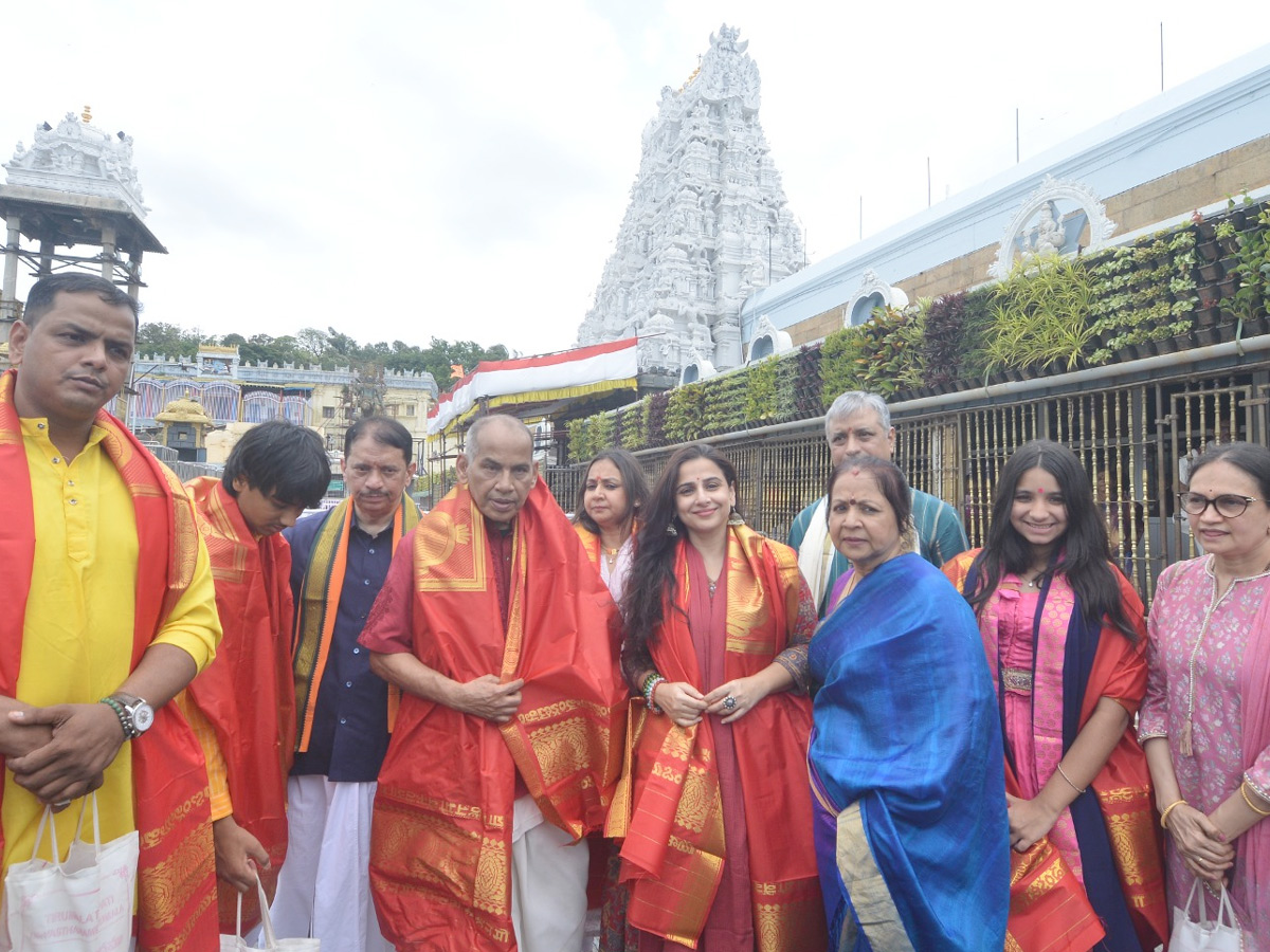 Actress Divi And Bollywood Actress Vidya Balan Visits Tirumala Temple Photos14