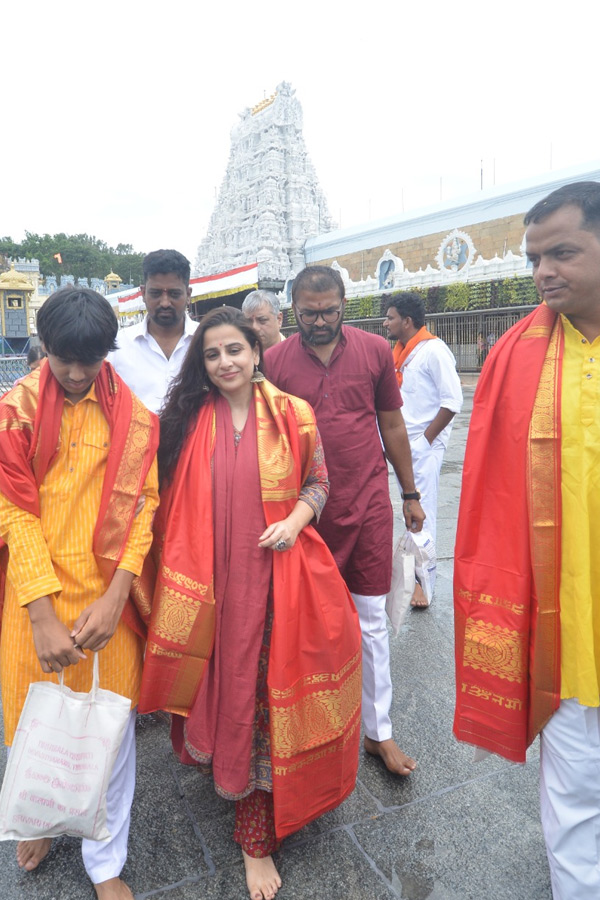 Actress Divi And Bollywood Actress Vidya Balan Visits Tirumala Temple Photos19