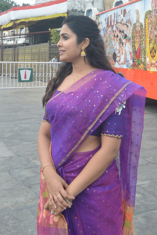 Actress Divi And Bollywood Actress Vidya Balan Visits Tirumala Temple Photos4