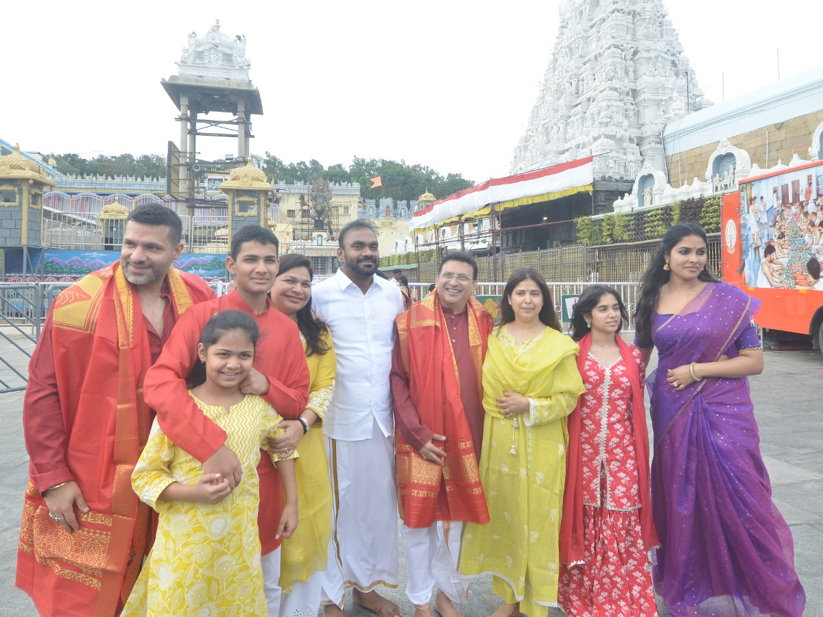Actress Divi And Bollywood Actress Vidya Balan Visits Tirumala Temple Photos8