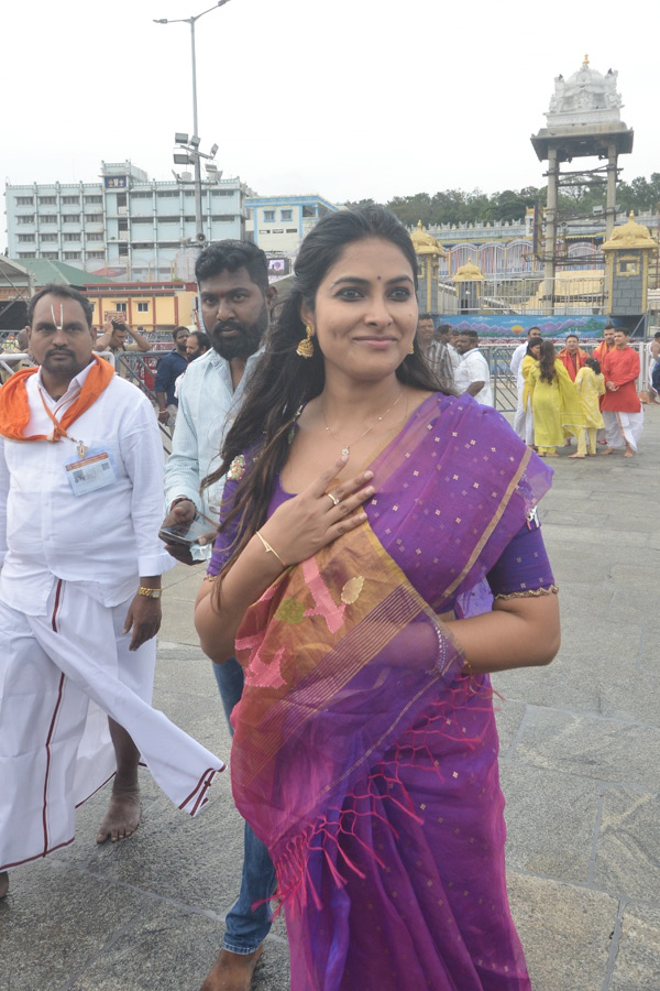 Actress Divi And Bollywood Actress Vidya Balan Visits Tirumala Temple Photos6