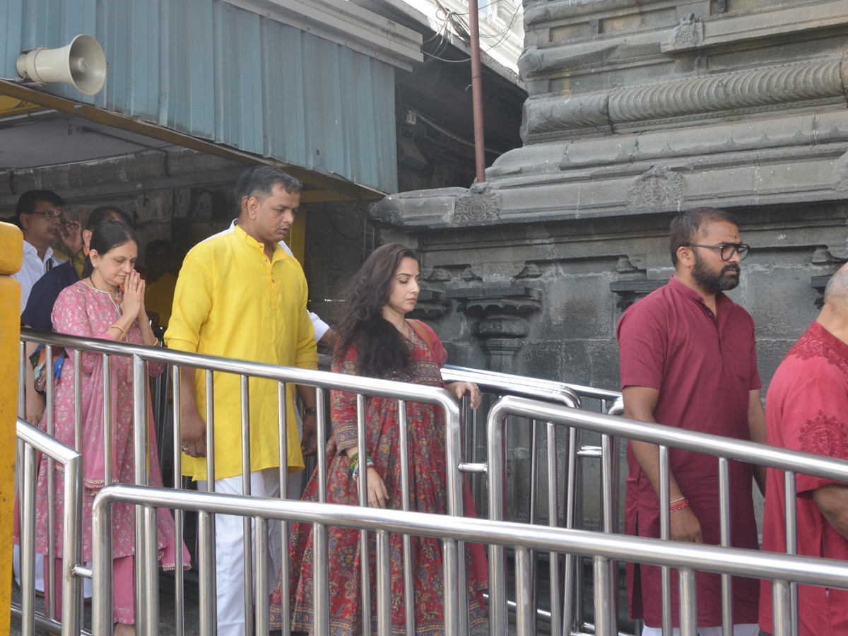 Actress Divi And Bollywood Actress Vidya Balan Visits Tirumala Temple Photos9