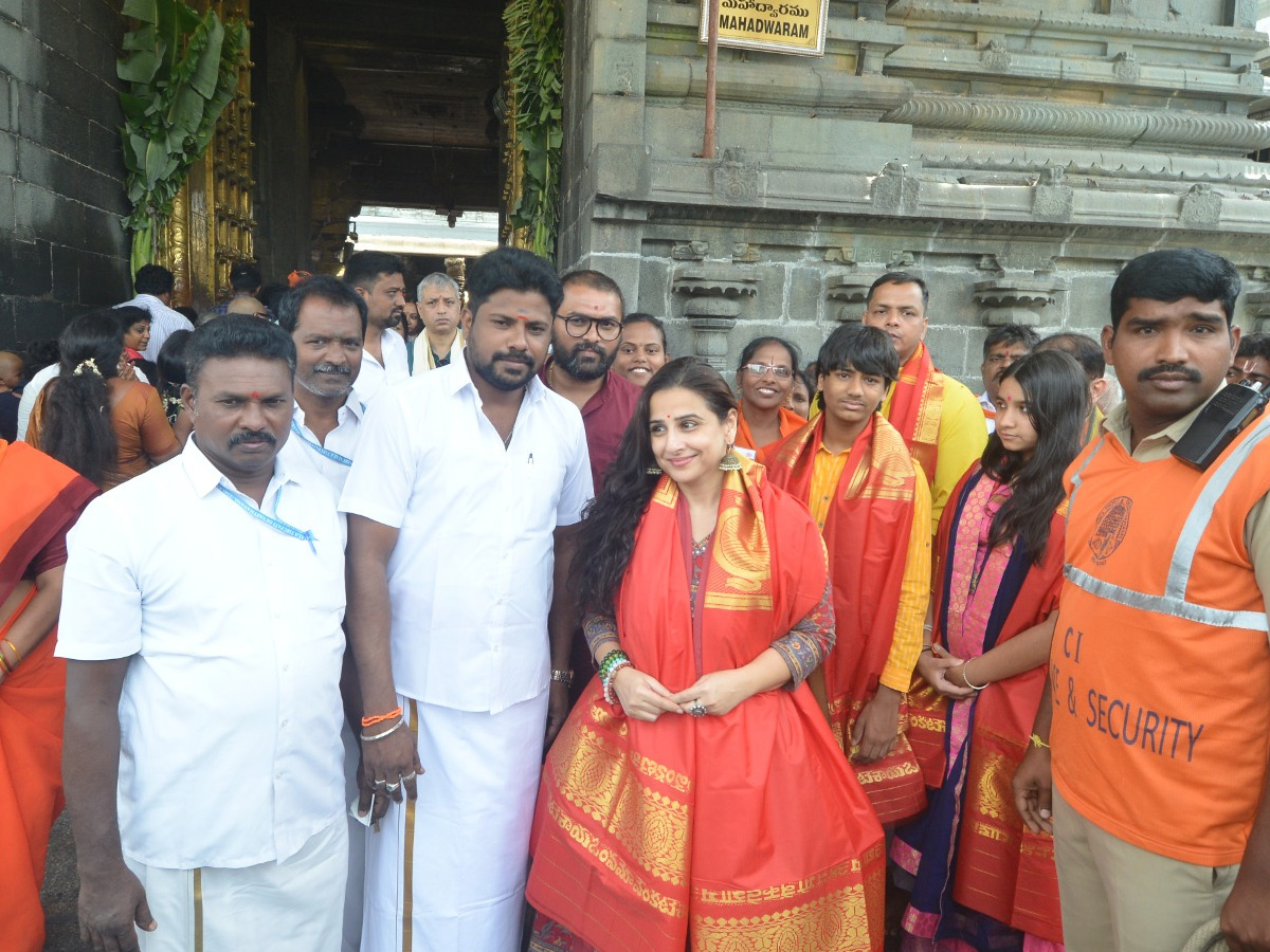 Actress Divi And Bollywood Actress Vidya Balan Visits Tirumala Temple Photos11