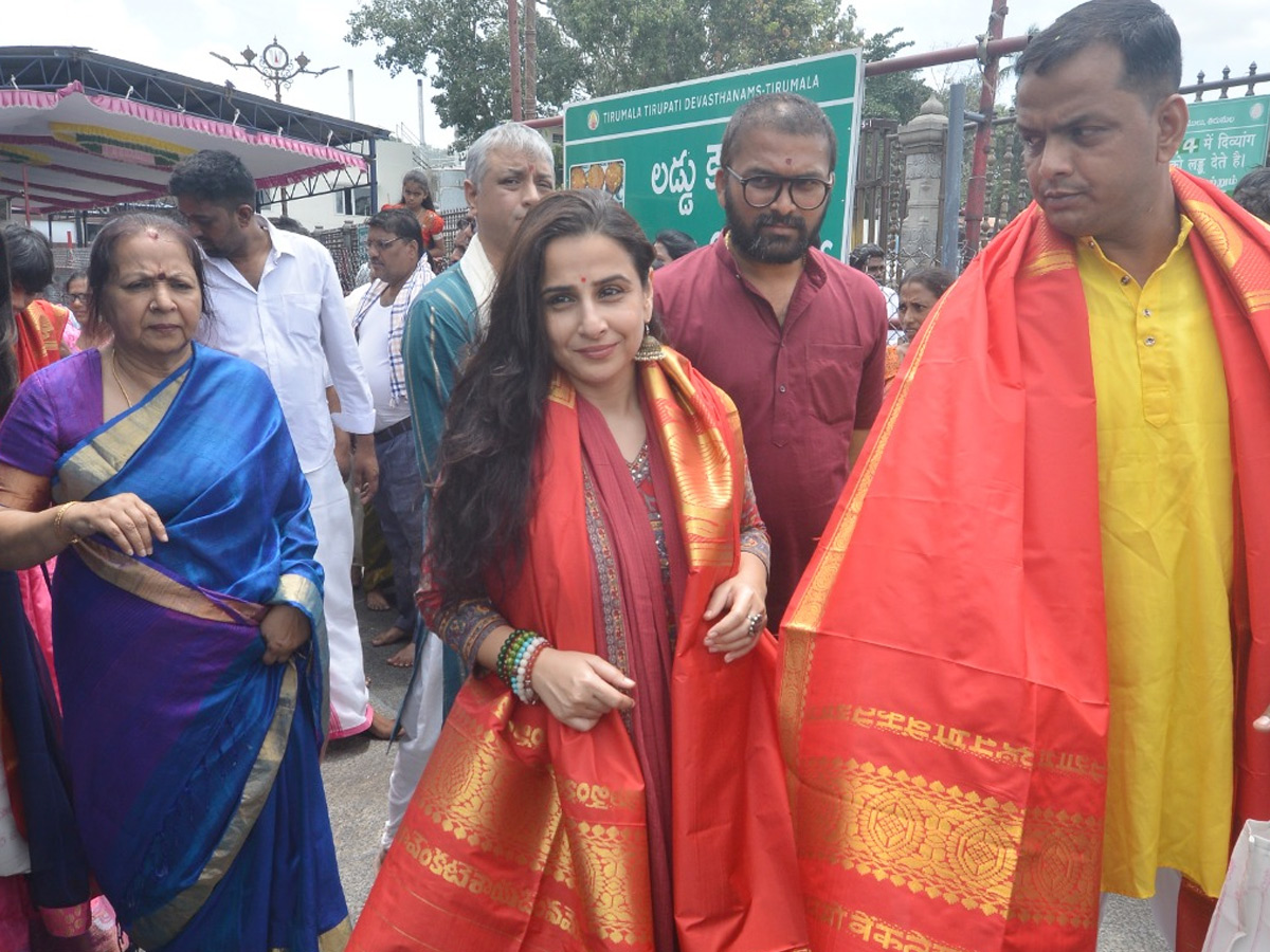 Actress Divi And Bollywood Actress Vidya Balan Visits Tirumala Temple Photos12