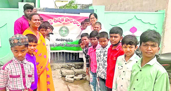 సగం సీట్లు ఖాళీ1