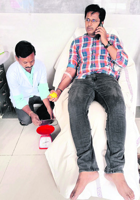 రక్తదానం చేసిన ఆర్డీఓ 2