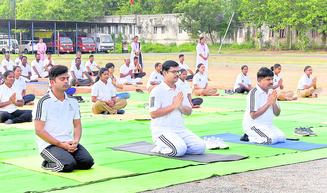 యోగా జీవితంలో భాగం కావాలి1
