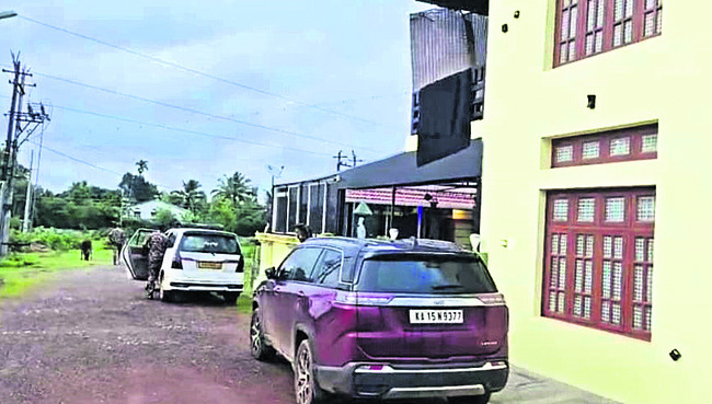 వ్యాపారి ఇంటిపై ఈడీ దాడి 1