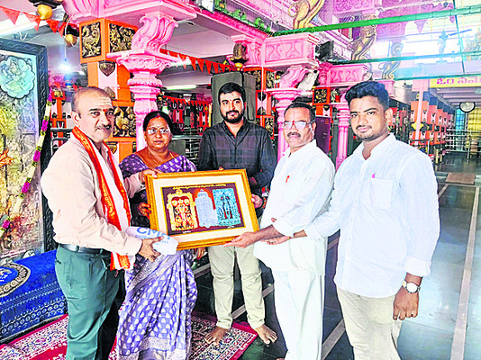 నిత్యాన్నదాన పథకానికి రూ.లక్ష విరాళం 1