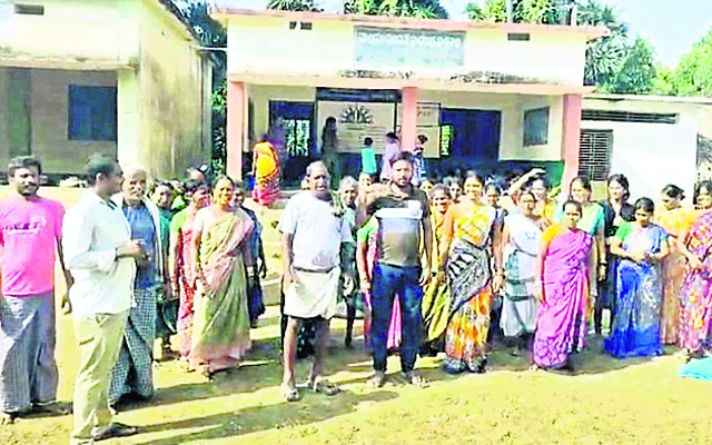 మా పిల్లలను వేరే స్కూల్కు పంపించలేం 1