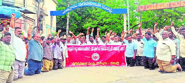 వేతనాలు పెంచాలని నిరసన1