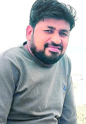 చెట్టును ఢీకొట్టిన కారు1