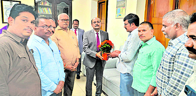 జడ్జి జయసూర్యను కలిసిన అసోసియేషన్ నేతలు
2