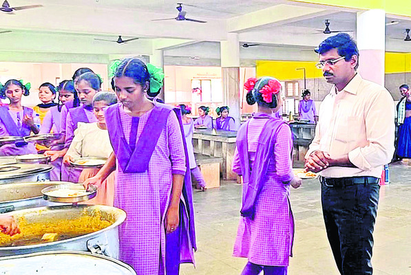 గురుకుల పాఠశాలలో విజిలెన్స్ తనిఖీలు 1