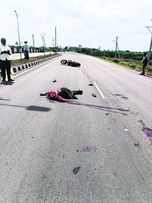 ట్రాక్టర్‌ను ఢీ కొన్న కంటైనర్‌2