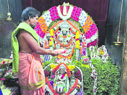 అన్నవరప్పాడుకు పోటెత్తిన భక్తులు 1