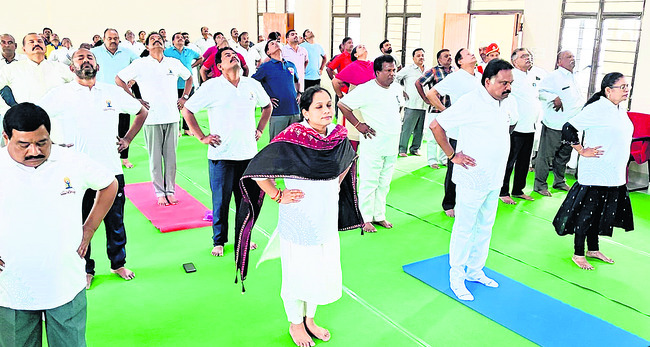 దినచర్యలో యోగా భాగం కావాలి1