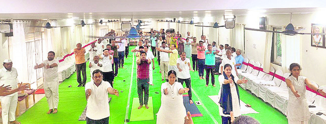 యోగా జీవితంలో భాగం కావాలి1