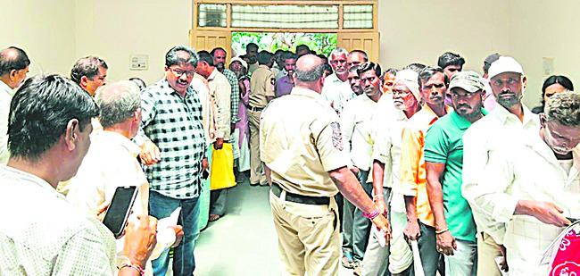 అర్హులందరికీ రేషన్‌ బియ్యం పంపిణీ  
1