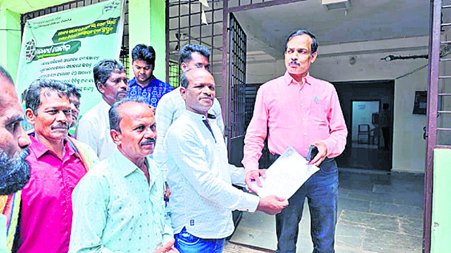 ధాన్యం కొనుగోళ్లలో అక్రమాలపై ఆందోళన1