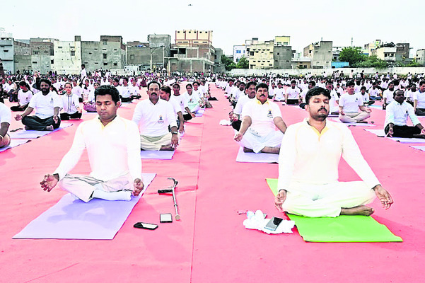 యోగాను అభ్యసించి మానసికంగా దృఢంగా ఉండాలి 1