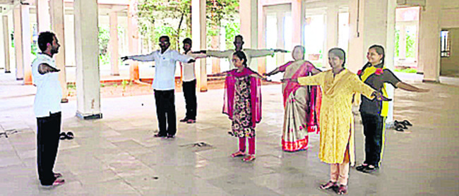 యోగా జీవితంలో భాగం కావాలి2