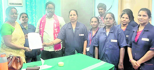 వేతన బకాయిలు చెల్లించాలని ధర్నా 1