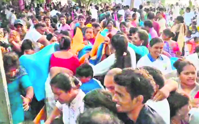మ్యాట్ల కోసం కొట్లాట.. టాయిలెట్ల కోసం తోపులాట1