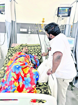 కారు పల్టీ: కమిషనర్కు తీవ్రగాయాలు1