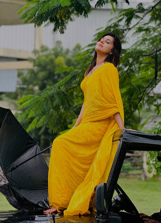 Anchor rashmi gautam looks gorgeous with yellow saree in rain photos2