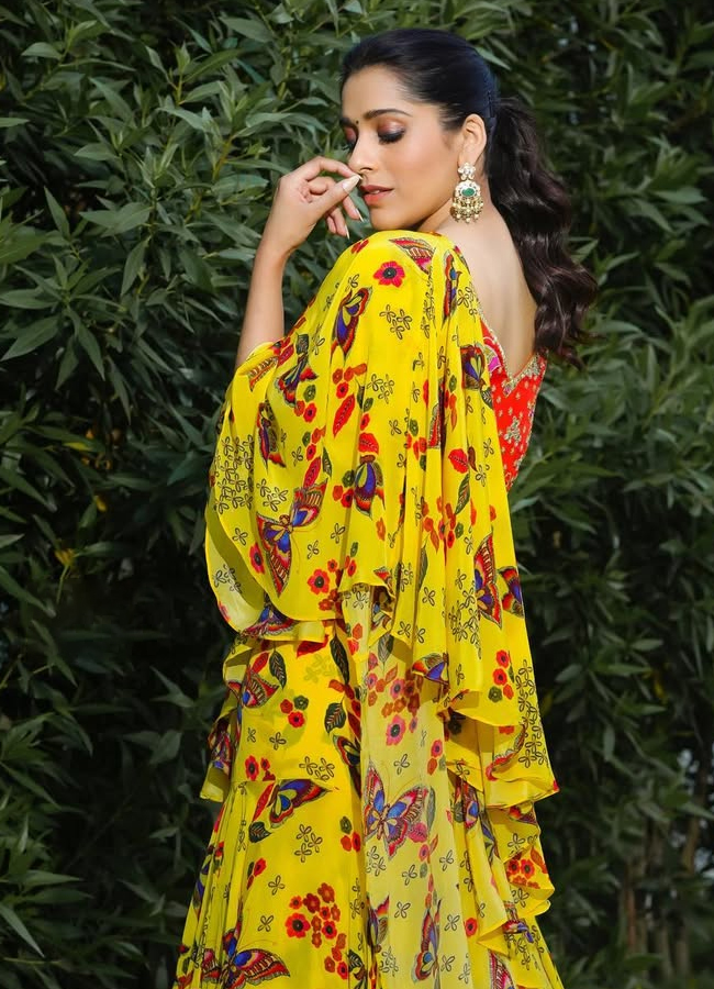 Anchor rashmi gautam looks gorgeous with yellow saree in rain photos11