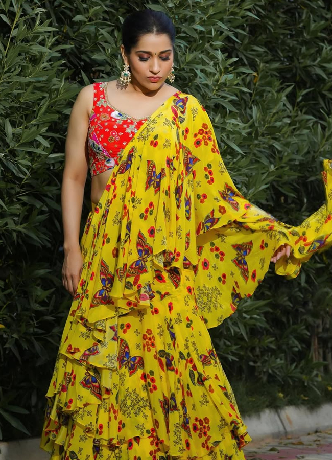 Anchor rashmi gautam looks gorgeous with yellow saree in rain photos12