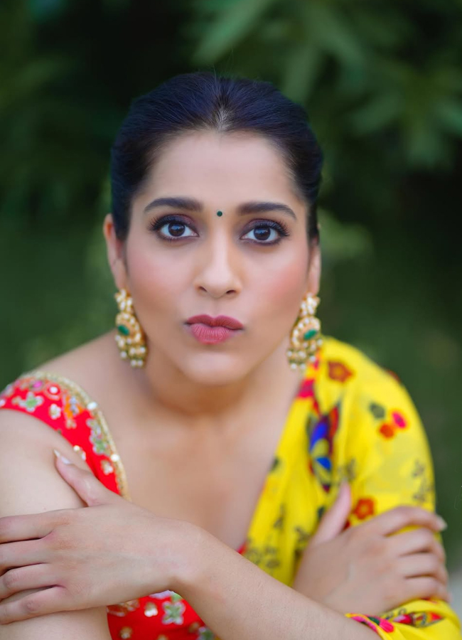 Anchor rashmi gautam looks gorgeous with yellow saree in rain photos13
