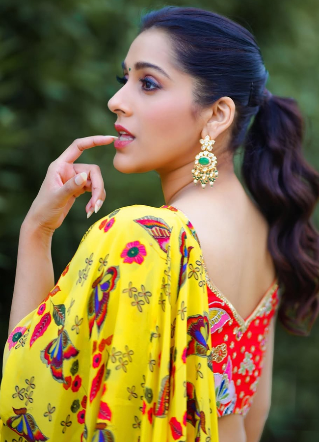 Anchor rashmi gautam looks gorgeous with yellow saree in rain photos14