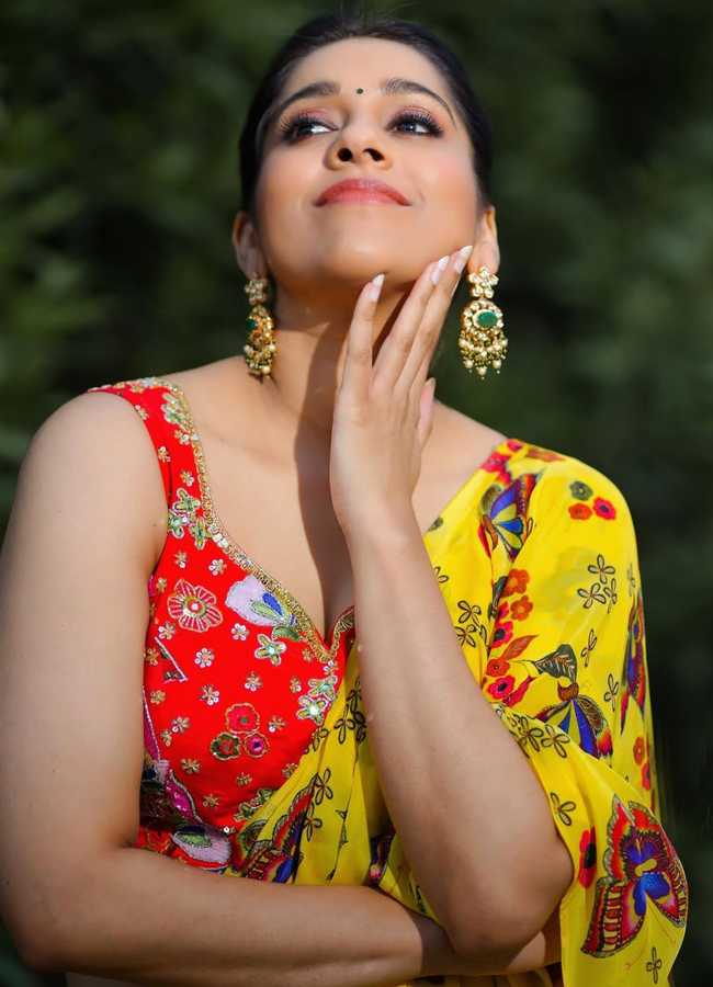 Anchor rashmi gautam looks gorgeous with yellow saree in rain photos15