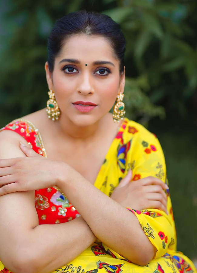 Anchor rashmi gautam looks gorgeous with yellow saree in rain photos16