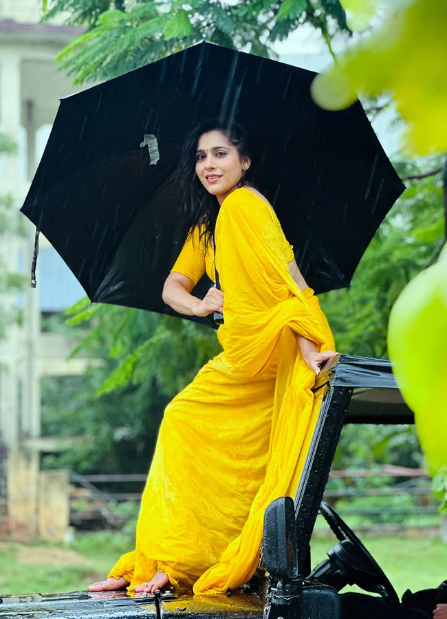 Anchor rashmi gautam looks gorgeous with yellow saree in rain photos3