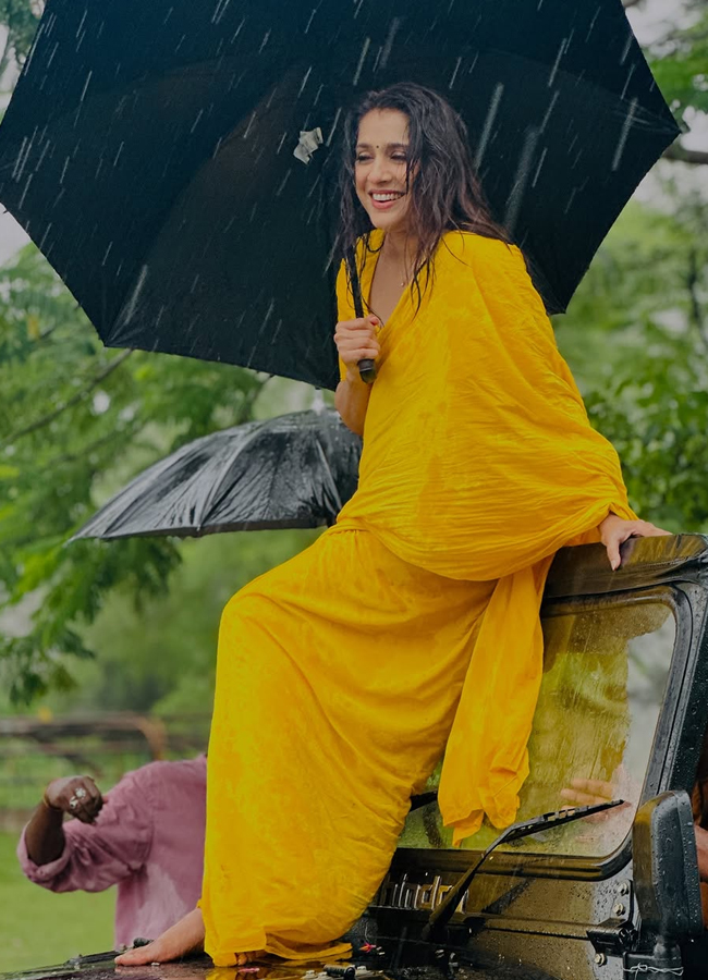Anchor rashmi gautam looks gorgeous with yellow saree in rain photos4