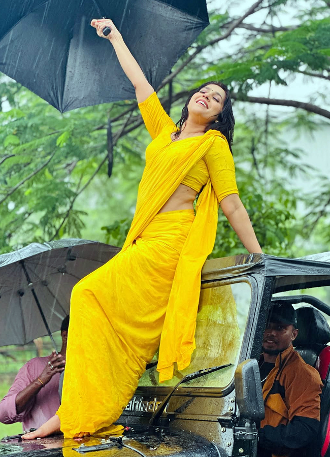 Anchor rashmi gautam looks gorgeous with yellow saree in rain photos5