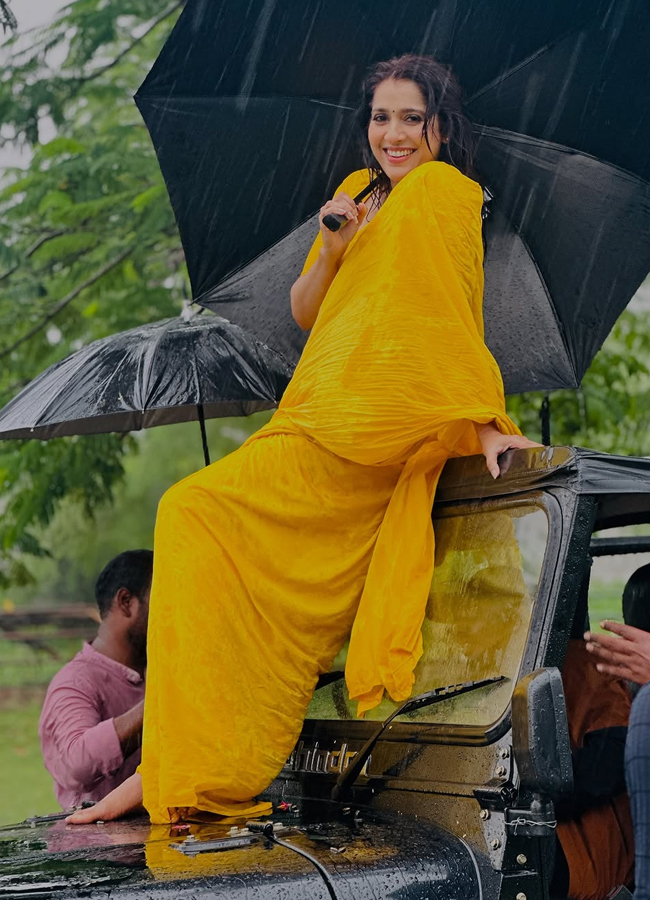 Anchor rashmi gautam looks gorgeous with yellow saree in rain photos6